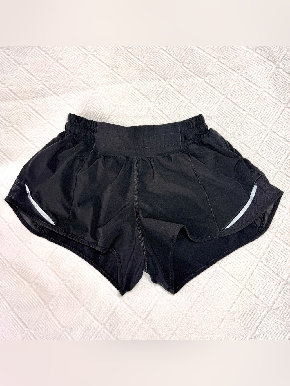 Lululemon Hot Hotty Black Athletic Running Shorts Size 2, inseam 2.5”